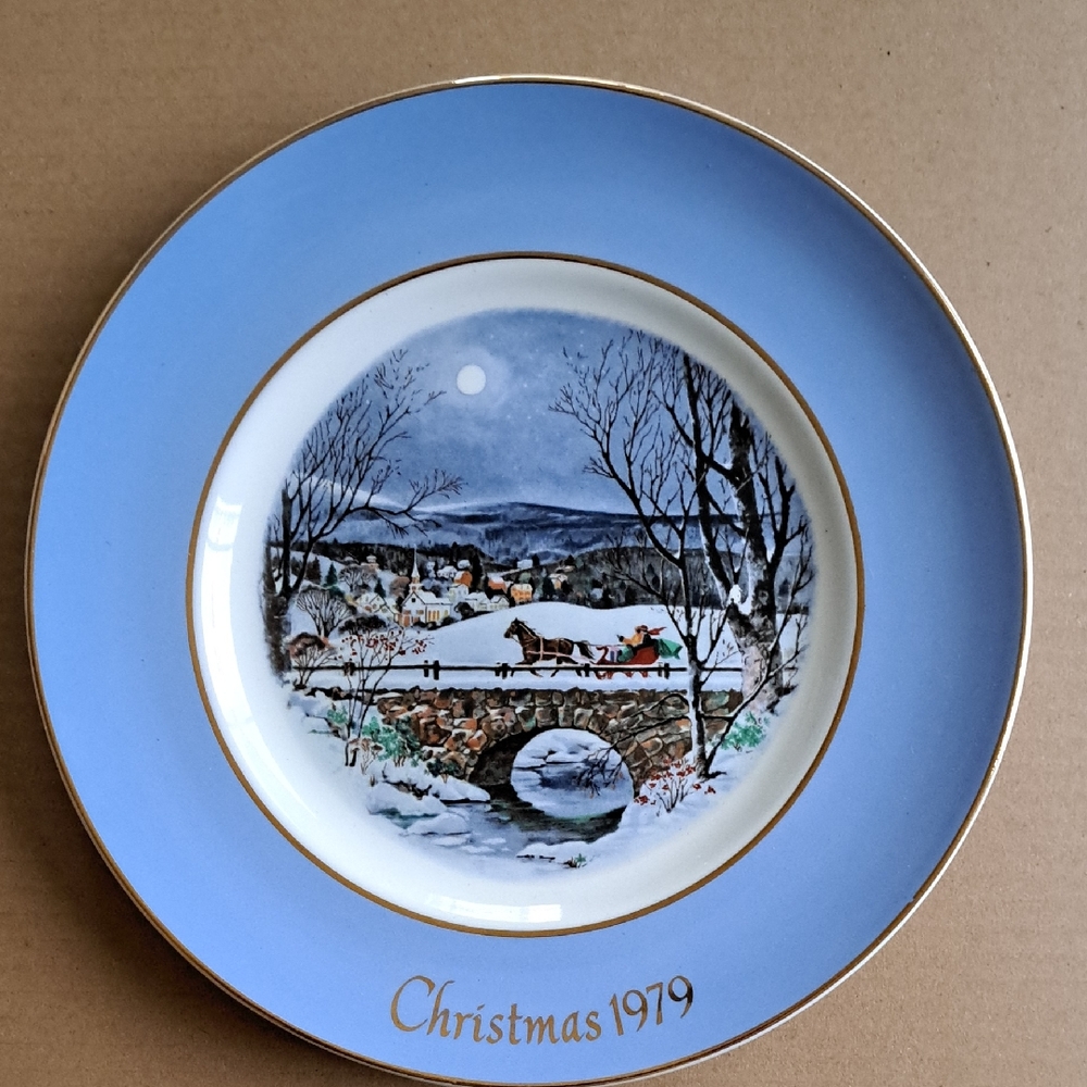 Vintage Avon 1979 8-3/4" Dashing Through The Snow " Gold Trim Wedgwood England